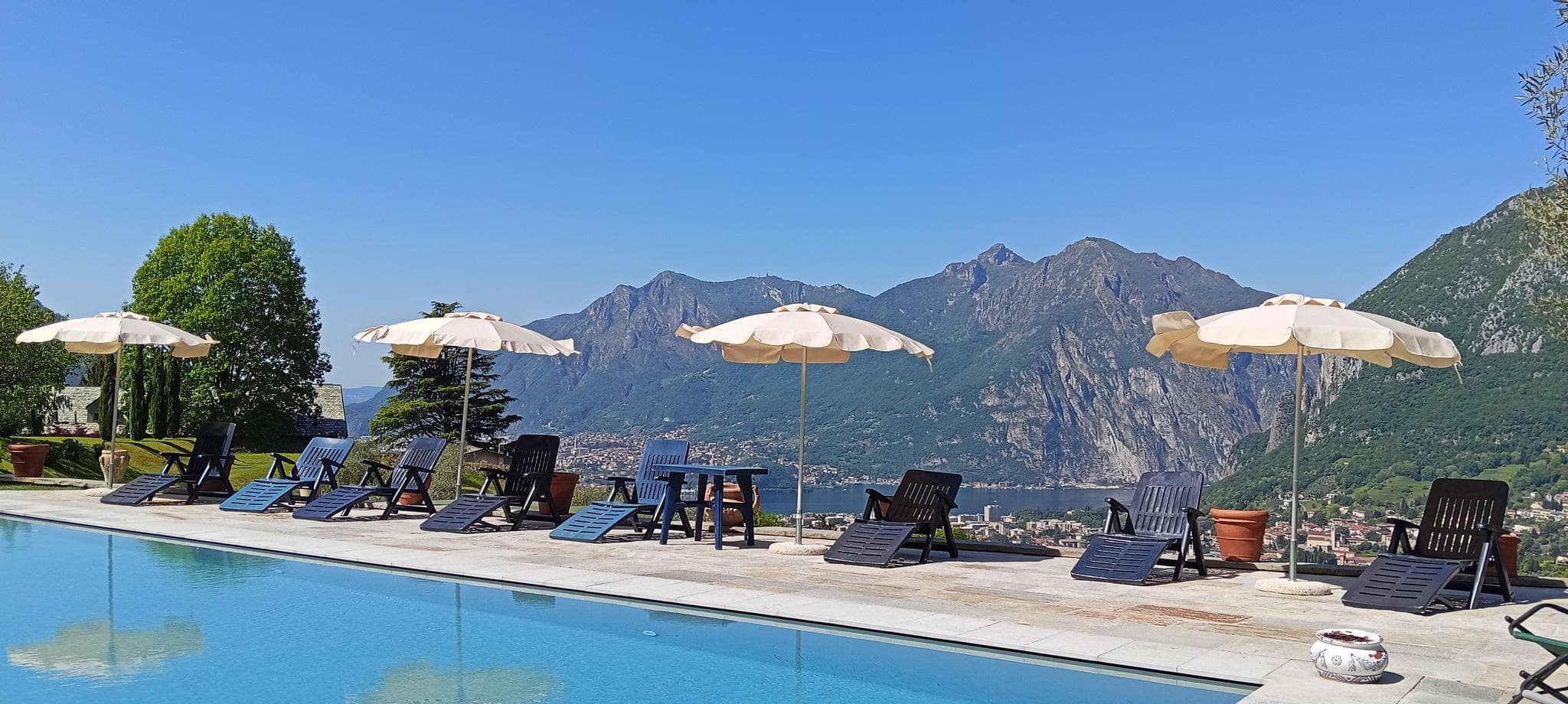 ombrelloni Appiani presso la Algel's Villa sul Resegone